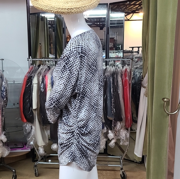 💜Vince Camuto Long Sleeve top - Picture 6 of 11